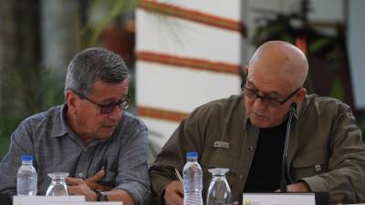 Los voceros del Ejército de Liberación Nacional Pablo Beltrán y Antonio García firman un acuerdo con voces del Gobierno de Colombia durante una reuniónen Caracas (Venezuela). La guerrilla del Ejército de Liberación Nacional (ELN) y el Gobierno de Colombia retomarán las negociaciones de paz el próximo noviembre.