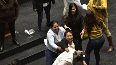 Las diputadas oficialistas agredieron a las congresistas opositoras en un choque por el encarcelamiento del gobernador Luis Fernando Camacho.