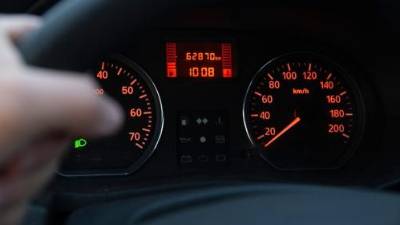 Un auto que parece tener menos kilómetros será más atractivo para los compradores, lo que motiva a ciertos vendedores sin escrúpulos a modificar el contador.