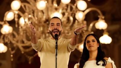 Bukele junto a su esposa, Gabriela, durante su discurso de la victoria el pasado 4 de febrero.