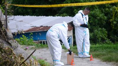 <b><span class=mln_uppercase_mln>Escena.</span></b> Momento en el que las autoridades de Medicina Forense hacían las inspecciones y levantamiento de los cuerpos.