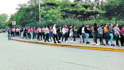 <b>Cientos de hondureños llegaron hasta una de las maquilas de Choloma, Cortés, en busca de una oportunidad de trabajo. Foto: Cortesía</b>