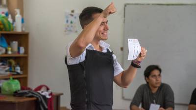 El candidato Daniel Noboa vota en la segunda vuelta de las elecciones presidenciales hoy, en un colegio electoral en Olón (Ecuador). Noboa se enfrenta a Luisa González para definir quién será el próximo mandatario del país. EFE/ Mauricio Torres