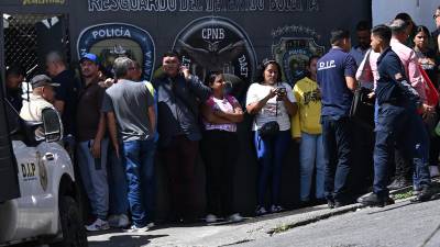 Decenas de familiares se reúnen frente a un cuartel militar en Valencia esperando ansiosamente noticias de sus allegados.