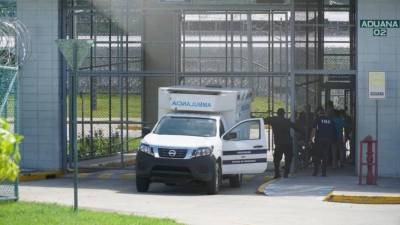 Ambulancia saliendo de cárcel de máxima seguridad | Fotografía de archivo
