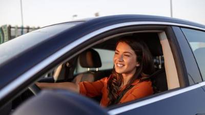 Es importante ser consciente de todas las señales de tránsito, marcas viales y señales de seguridad al conducir.