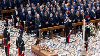 El presidente de Italia, Sergio Mattarella<b>,</b> y la primera ministra,<b> </b>Giorgia Meloni, despiden a Berlusconi en la catedral de Milán.