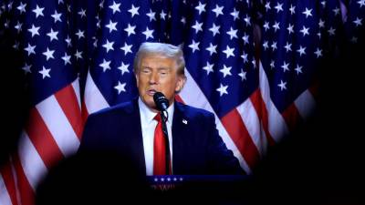 El candidato presidencial republicano Donald J. Trump se dirige a los seguidores en la fiesta de vigilancia de la noche electoral en el Centro de Convenciones de West Palm Beach en West Palm Beach, Florida, EE UU.