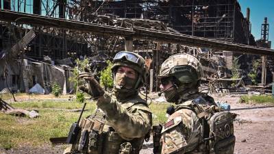 Militares rusos patrullan Mariupol, ciudad portuaria en Ucrania. Ortega anunció la llegada de tropas rusas a Nicaragua a partir del 1 de Julio.
