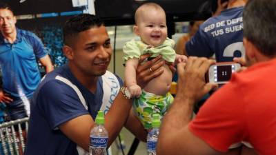 El defensa hondureño Emilio Izaguirre posó con varios bebés cuando daba autógrafos.