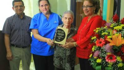 Doña Josefa Fiallos recibiendo la placa de reconocimiento por 40 años de voluntariado en la Liga contra el Cáncer en el laboratorio que fue nombrado en su honor.