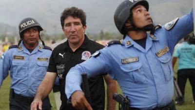 Vargas tuvo que salir custodiado del estadio.