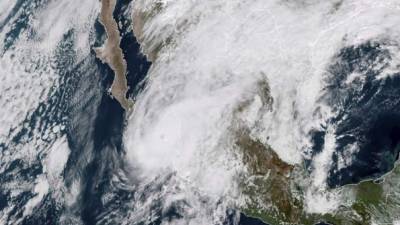 Huracán Willa comienza a golpear las costas de México