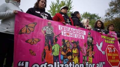 La organización Dreamers Moms USA realizó una manifestación esta mañana frente a la Casa Blanca para concientizar sobre la importancia del voto latino en las elecciones legislativas de EUA.