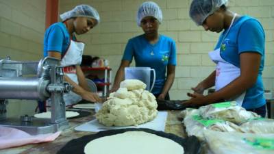 Mujeres trabajan en una empresa de tortillas.