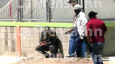 Luego de cometer el crimen, los matones encañonaron a un elemento de la Policía Municipal, este les rogó que le perdonaran la vida; solo lo despojaron de la pistola.