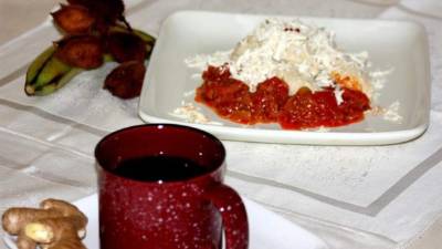 Fotografía sin fecha cedida por el presidente de la Asociación de Chefs de Bolivia, Pierre Van Oost, donde se muestra café con jengibre y cayeye, en un homenaje gastronómico a Gabriel García Márquez, en La Paz (Bolivia). EFE/Asociación de Chefs de Bolivia