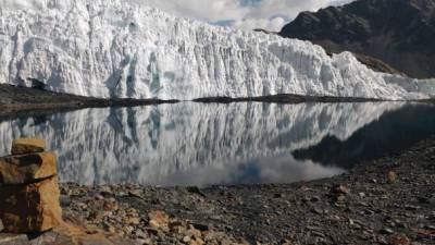 Fotografía tomada en agosto del 2016 y cedida por el Instituto Nacional de Glaciares y Ecosistemas de Montaña (INAIGEM) en la que se registró el retroceso del hielo y nieve en el nevado Pastoruri, en la región andina de Ancash, al norte de Lima (Perú). EFE