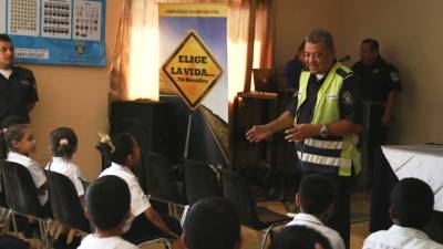 Policías enseñaron a los niños.