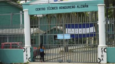 El Centro Técnico Hondureño Alemán tiene más de un mes de estar tomado por alumnos. FoTo: La Prensa