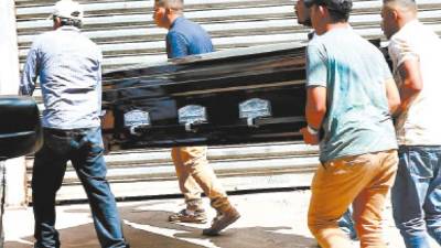 Parientes retiran de la morgue el cuerpo de Torres.