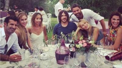 Figo (izquierda) y Puyol (centro) coincidieron en la boda de Mencía Alcázar, directora de la agencia de representación.
