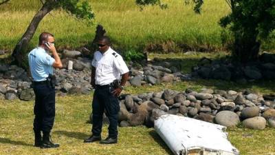 Investigadores franceses realizaron hoy los análisis de los restos del ala de un boeing 777 encontrados en el Índico.