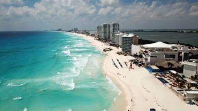 Vista aérea de una playa casi vacía en Cancún, estado de Quintana Roo, México, el 28 de marzo de 2020. Se registra una caída significativa en el número de turistas en los centros turísticos de México debido a la nueva pandemia de coronavirus. / AFP