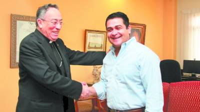 El cardenal Óscar A Rodríguez saludó a Juan Orlando Hernández.