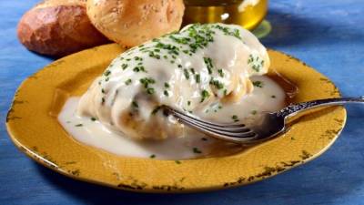 Para servir las pechugas de pollo agregar la salsa blanca.