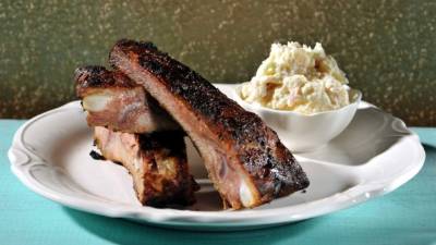 Acompañar las costillas de cerdo horneadas con ensalada.