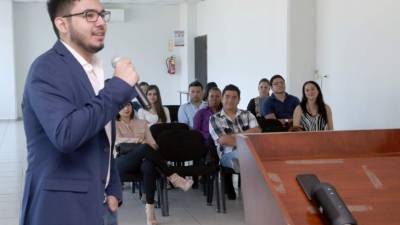 El alumno Walter Valle, de la carrera de Ingeniería en Informática expuso sobre los hallazgos de la influencia de la música en el aprendizaje. Fotos: Amílcar Izaguirre.