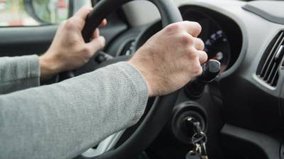 La dirección del carro son todos aquellos elementos que trabajan de manera conjunta para transmitir a las ruedas delanteras los movimientos que el conductor hace en el volante.