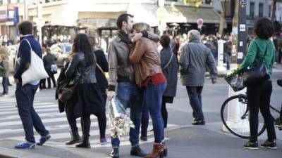 Los parisinos han retomado sus rutinas tras los atentados que estremecieron al país el pasado viernes.