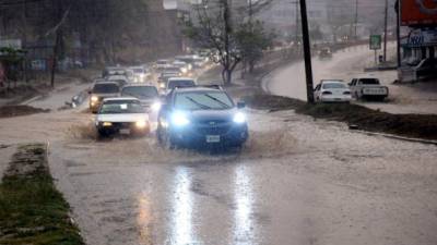 La Comisión Permanente de Contingencias (Copeco) recomendó a los conductores a manejar con preocupación durante las precipitaciones. (Imagen de archivo)