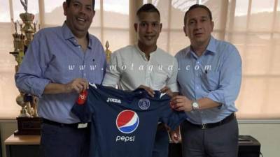 Óscar Salas posando ya con la camiseta del Motagua, su nuevo equipo. Foto @MOTAGUAcom