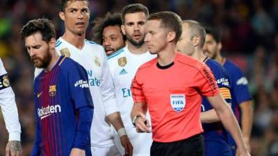 Messi se molestó y le reclamó fuerte al árbitro Hernández Hernández. Foto AFP