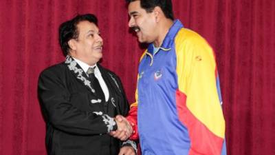 El presidente venezolano recibió a Juan Gabriel en el palacio de Miraflores en 2013.