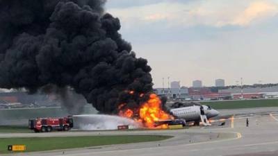 El avión se incendió al realizar un aterrizaje de emergencia en un aeropuerto de Moscú./Twitter.