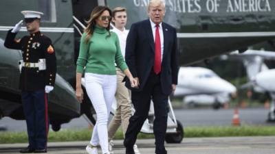 US President Donald Trump, US First Lady Melania Trump, and their son Barron walk to Air Force One before departing for Washington, DC in Morristown, New Jersey on August 19, 2018. / AFP PHOTO / Brendan SMIALOWSKI