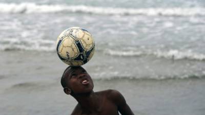 Honduras, uno de los países que empieza a vibrar desde este jueves por el Mundial Brasil-2014, tiene en las playas y ligas burocráticas la fábrica de los mejores futbolistas. AFP