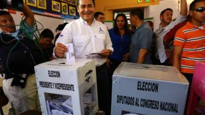 El presidente hondureño, Juan Orlando Hernández, votando durante las elecciones primarias el 12 de marzo de 2017 en el municipio de Gracias, en Lempira.