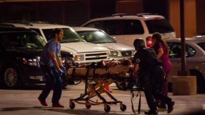 Paramédicos trasladan a un herido en Milwaukee.