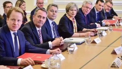 La primera ministra británica (centro) durante una reunión con los ministros de su gabinete en sesión efectuada en la ciudad de Cardiff (País de Gales).