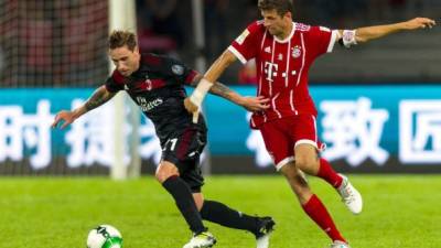 Shenzhen (China), 22/07/2017.- AC Milanís Lucas Biglia (L) fights for the ball with FC Bayernís Thomas Mueller (R) during the 2017 International Champions Cup (ICC) soccer match between FC Bayern Munich and AC Milan at the Universiade Sports Centre Stadium in Shenzhen, Guandong Province, China, 22 July 2017. EFE/EPA/ALEKSANDAR PLAVEVSKI