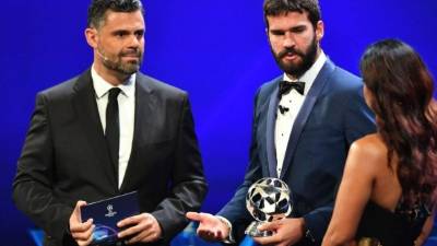 Alisson al momento de recibir el premio como el Mejor Portero de la Champions League.