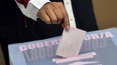 A man casts his vote at a polling station, in Mexico City, on June 6, 2021. - Mexicans began voting Sunday in elections seen as pivotal to President Andres Manuel Lopez Obrador's promised 'transformation' of a country shaken by the coronavirus pandemic, a deep recession and drug-related violence. (Photo by CLAUDIO CRUZ / AFP)