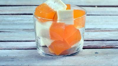 Para servir corte la gelatina en cubos.