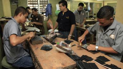 En el taller de don Eugenio Hernández se elaboran carteras, billeteras, monederos, entre otros artículos de regalo para la época navideña.