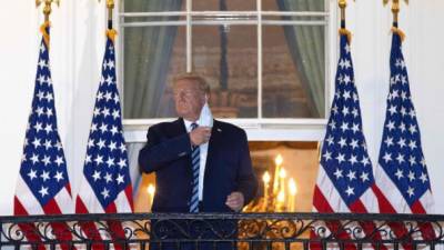 Trump se quitó su mascarilla al llegar a la Casa Blanca para saludar a reporteros que le esperaban./AFP.
